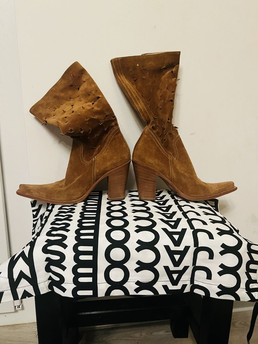 Scarpe da donna: Bottes en cuir suédé marron style western  – Usato da Arvillard (Salins) venduto da mental0mystique 4