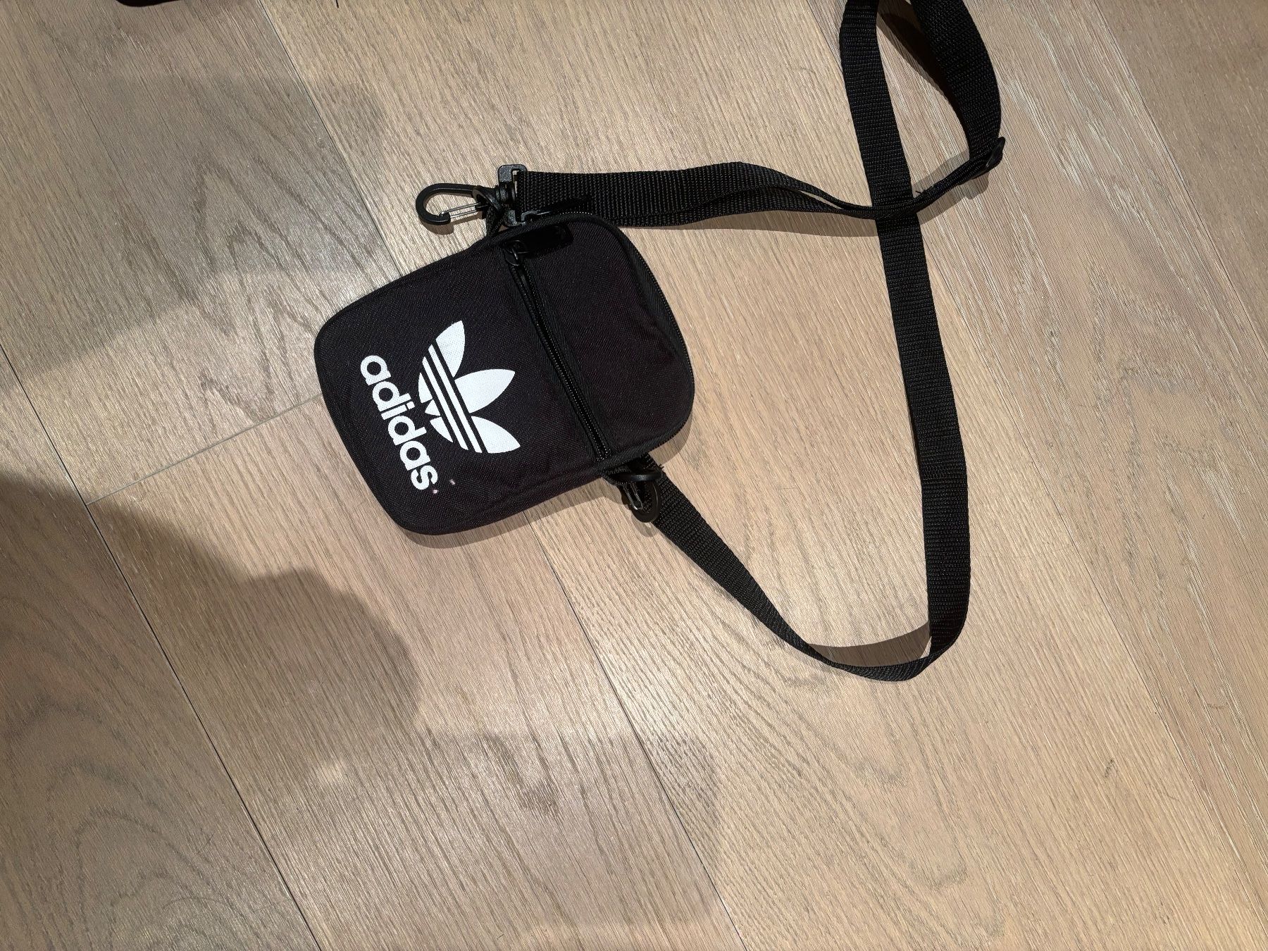 Adidas Borse: Schwarze Umhängetasche Adidas – Usato da Zürich venduto da annabrouver 3