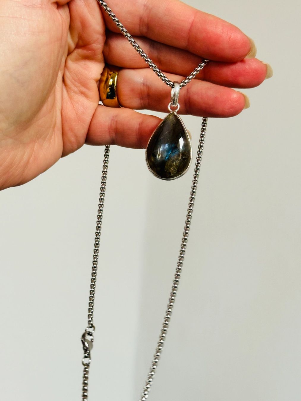 Catenine: Fashionable labradorite necklace – Nuovo e nell'imballaggio originale da Genève venduto da AGBERG 1