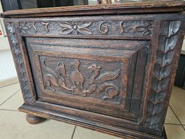 BEAU COFFRE EN BOIS SCULPTE ARMOIRIES DATE 1761TRES BON ETAT