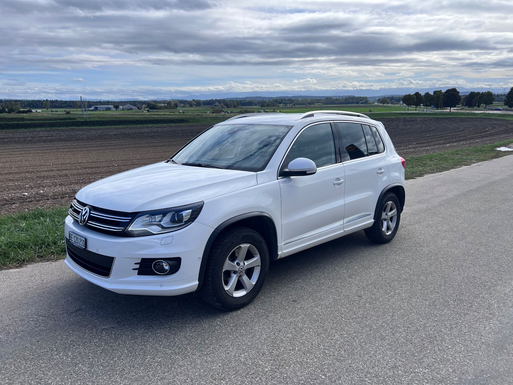 VW Tiguan 2.0 TSI – R-Line – 8-fach bereift (D'occasion) à Vinelz pour ...