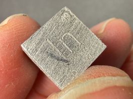 Indium, Elementwürfel, Dichtewürfel mit Gravur 1x1x1cm