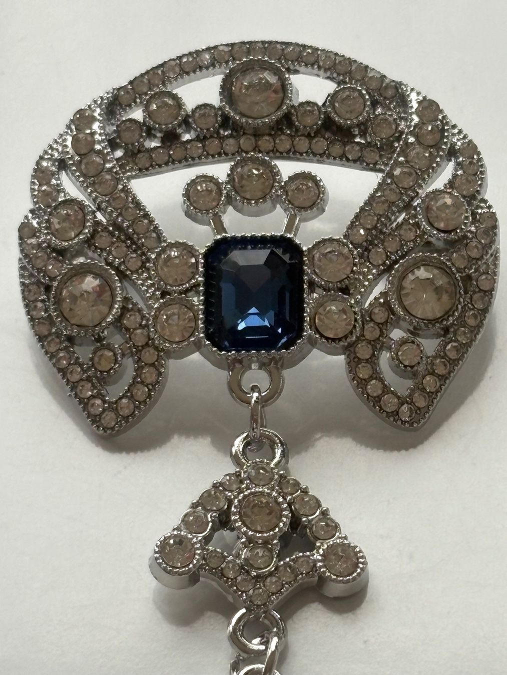 Broches & Aiguilles: Luxus Elegante  Brosche mit Kunstperlen Farbe: Silber – Neuf (Voir description) à Biel-Bienne par Roserosse13 2