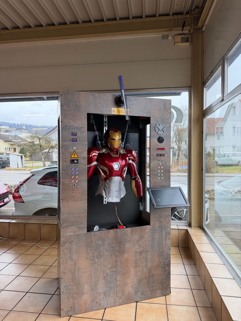 Armadi: Iron Man Schrank mit Gadgets – Usato da Menzingen venduto da fizzibubbele69