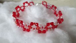 Wundervolles Armband mit rot funkelnden Swarovski Kristallke
