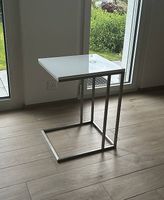 Beistelltisch, weisser Lack, Metallgestell