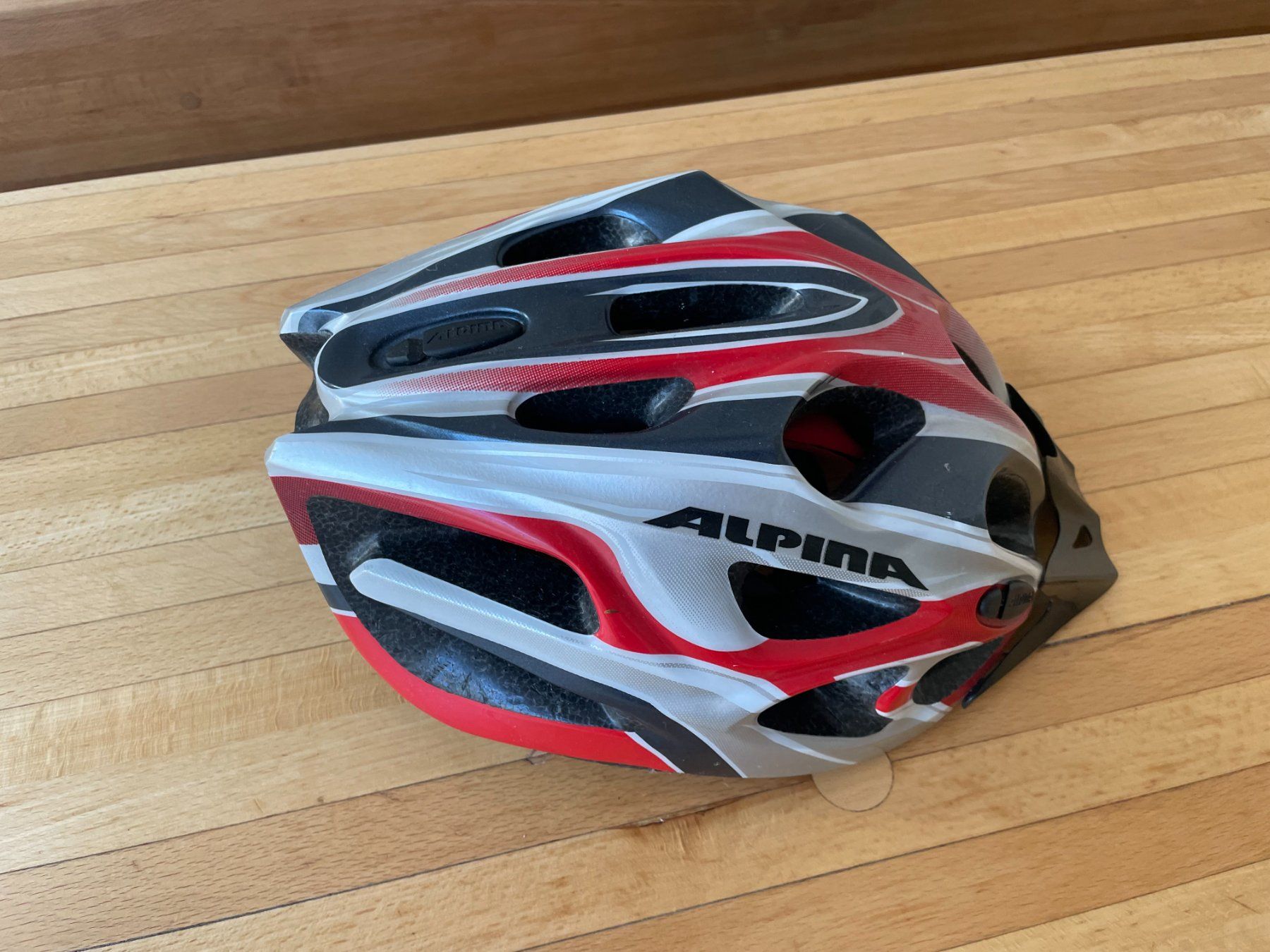 Alpina Helme: Flashiger Velohelm "Alpina" – Gebraucht aus Herrenschwanden von MIBEGE