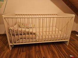 Weisses Babybett / Kinderbett (140x70 cm) mit Schlu