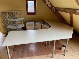 grand bureau d'angle avec corps de bureau
