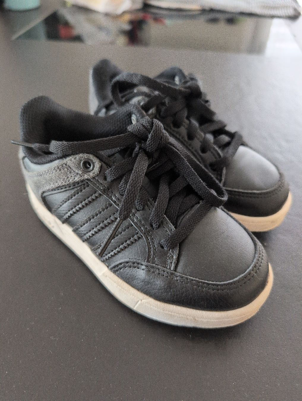 Scarpe per ragazzi: Adidas Schuhe, Gr. 28.5 – Usato da Hagneck venduto da fischli80