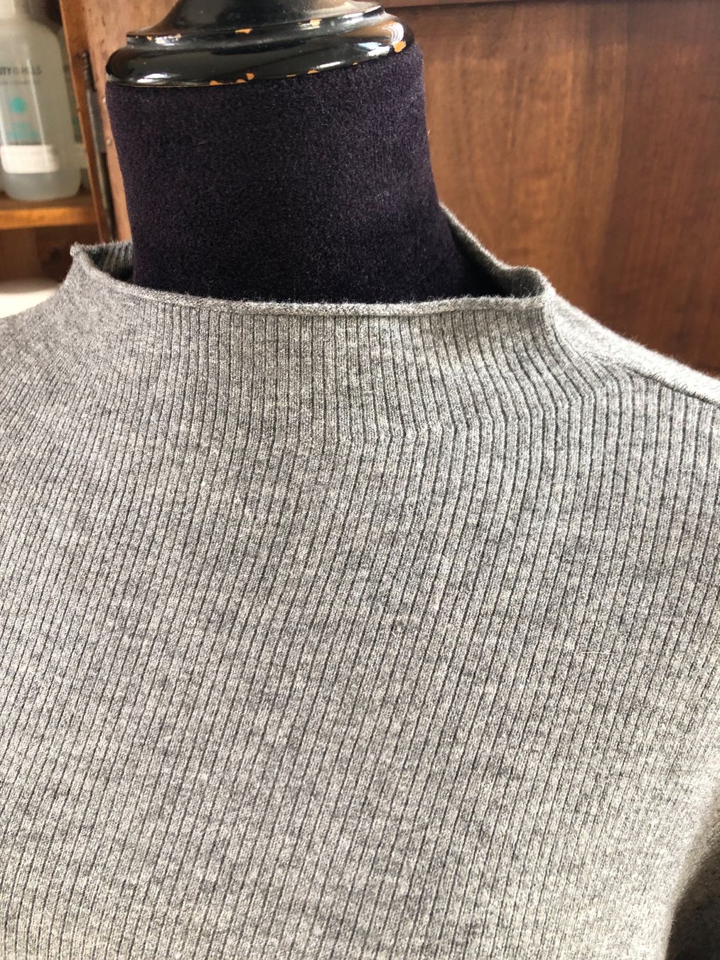 Pullover & Sweatshirts: Damen Pullover gerippt grau Stehkragen – Gebraucht aus Arlesheim von leyRum4.5 1