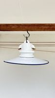 Stalllampe mit Emailleschirm weiss