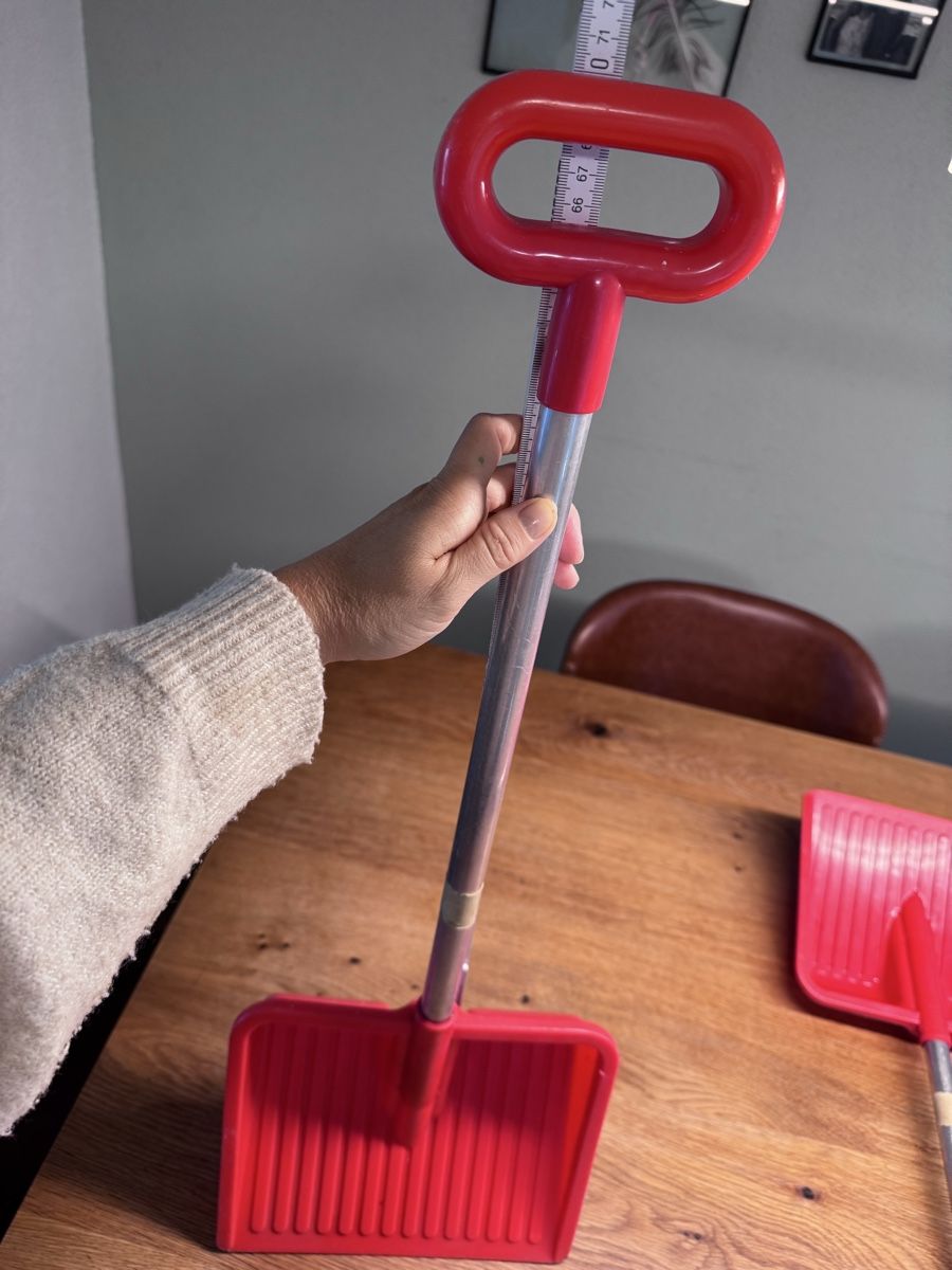 Alle Werkzeuge: 2 Kinder Schneeschaufeln ca 70cm  – Gebraucht aus Niederbüren von Oetschli 1