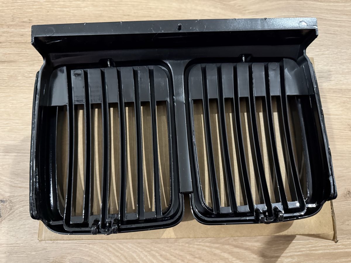 BMW Tutti pezzi di ricambio auto: BMW E30 Niere Glanz Schwarz NEUWARE! – Nuovo e nell'imballaggio originale da Winikon venduto da cabriofan01 2