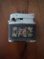 Feuerzeug Brother Lite Gas floral bestickt Metall Gebraucht