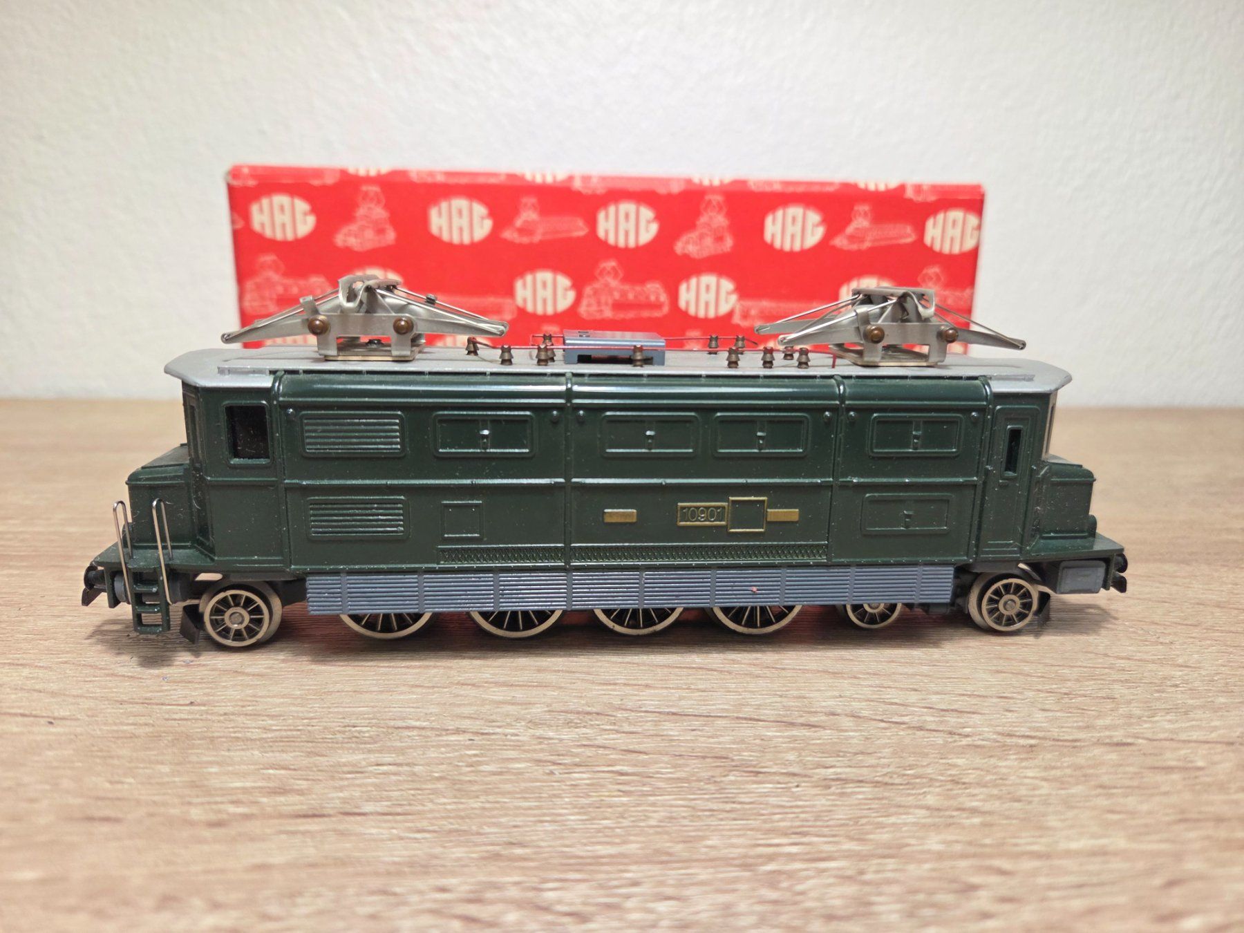 Hag Modellini di ferrovie: Hag 140 E-Lok Ae 4/7 SBB H0 – Usato da St-Aubin-Sauges venduto da Lo_Go 1