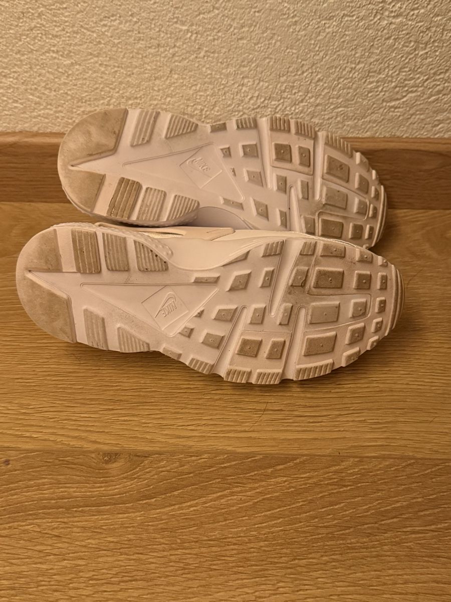 Nike Chaussures femmes: Nike Turnschuhe Weiss – D'occasion à Bolligen par lee_orange 3