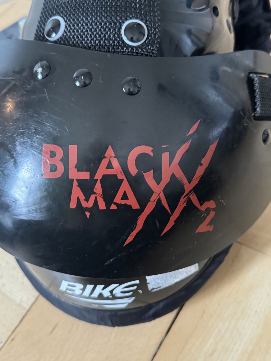 Protezioni & Imbottiture: Black Maxx Shoulder Pads Grösse L inkl. Back Plate – Usato da Bern venduto da Sonne26Mond 1