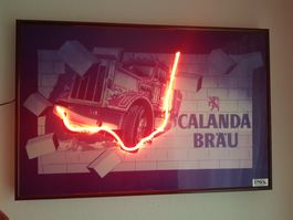Bild mit Neonbeleuchtung, Calanda Bräu