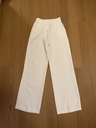 Damenhose weiss weit geschnitten neuwertiger Zustand