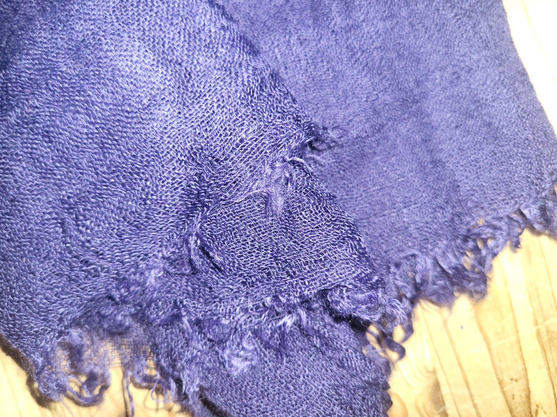Foulard & Sciarpe: Grosser violetter Baumwollschal – Nuovo (secondo la descrizione) da Guggisberg venduto da Aegertenlehn 1