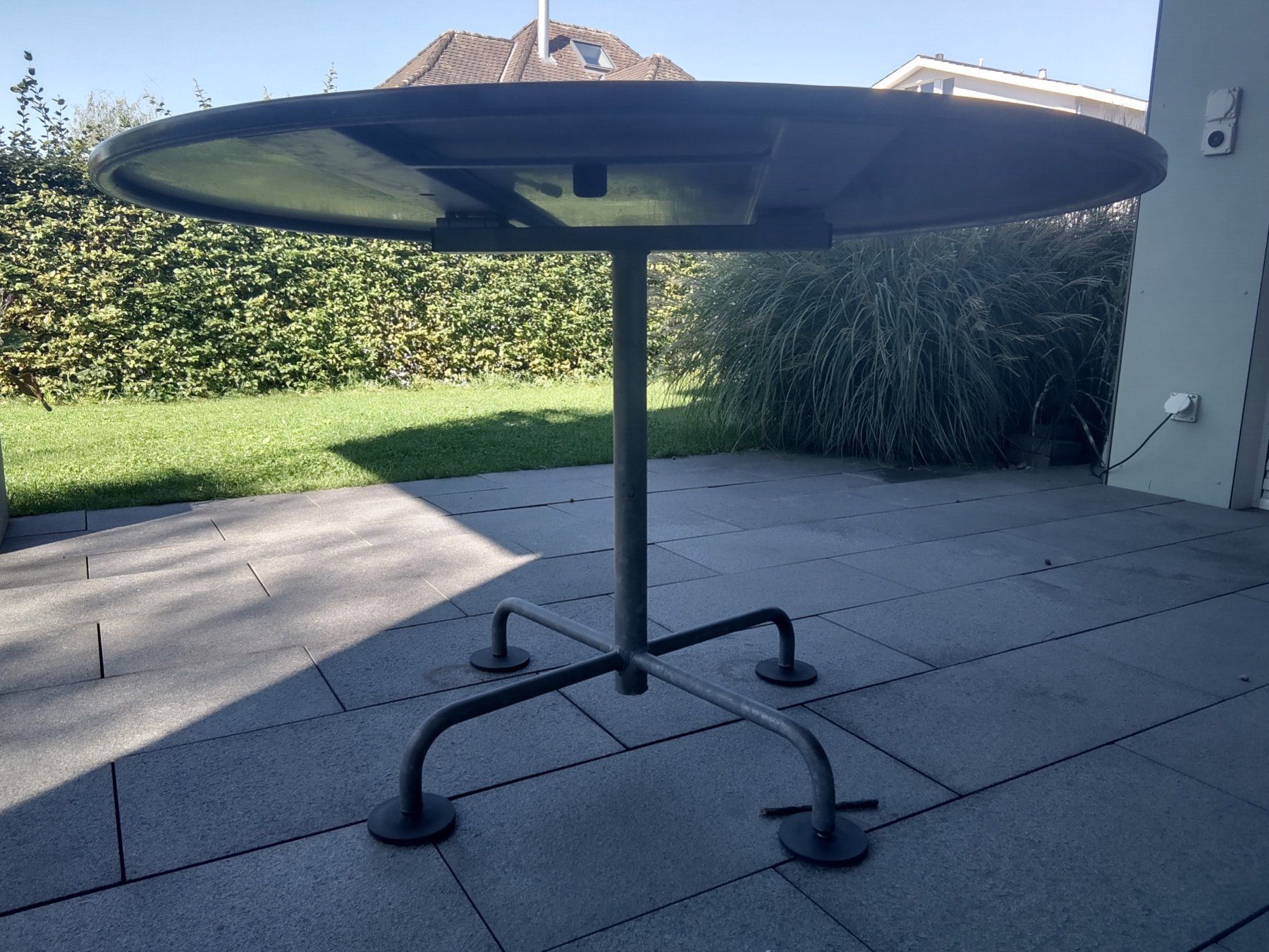 Tische: Gartentisch, rund, Metall – Gebraucht aus Dietwil von  1