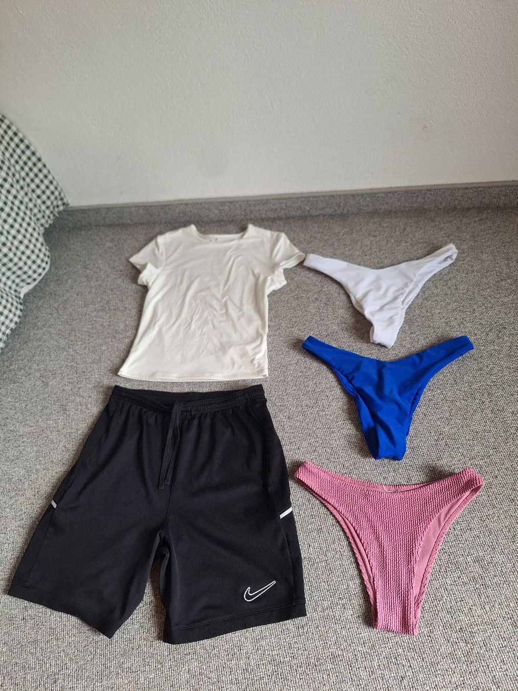 Lots de vêtements: Kleiderpaket Damen – Neuf (Voir description) à Tamins par VW99
