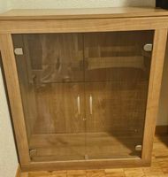 Vitrine / Schrank aus Holz mit Glastüren und Licht