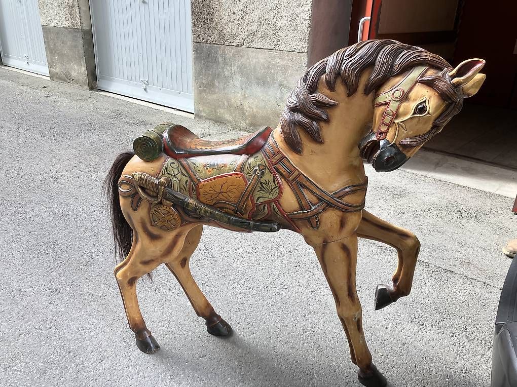 Sculture & Statue: Antikes Karussell Pferd gross – Usato da Flums venduto da Limatools