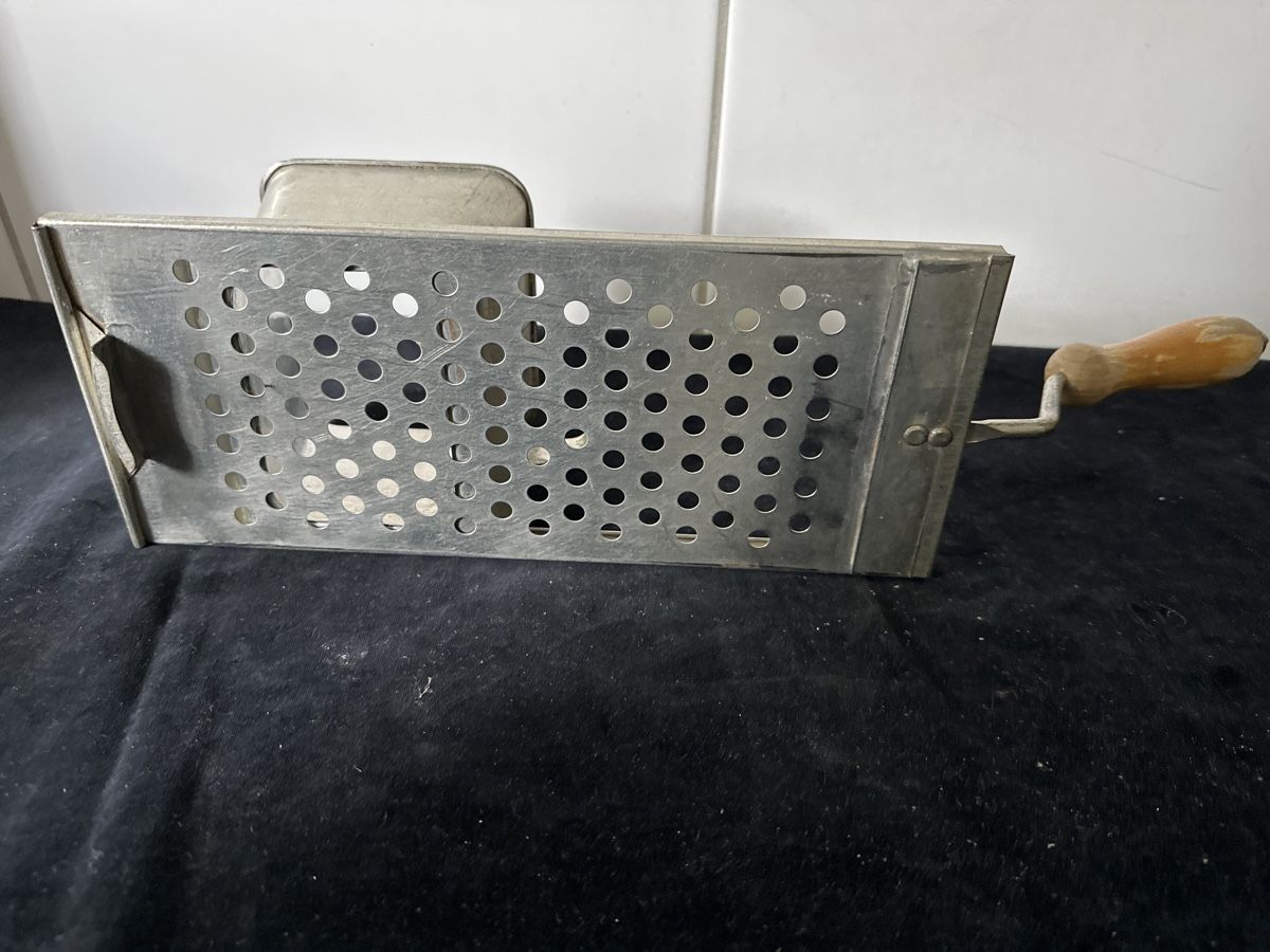 Elettrodomestici da cucina: Vintage alter Chnöpfli-Sieb – Usato da Zürich venduto da Chaeffeler 2