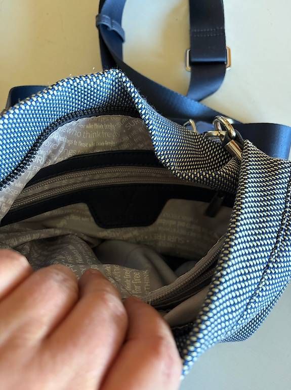 Lässig Taschen für Damen: Umhängetasche SFY – Gebraucht aus Nottwil von Frontal 3