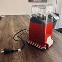 Popcornmaschine im Retro Design für gemütliche Filmabende