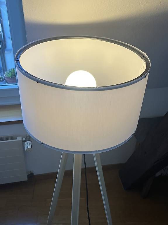 Lampade: Skandinavische Stehlampe mit Holzfüssen – Usato da Zürich venduto da Hushpuppy_eats 2