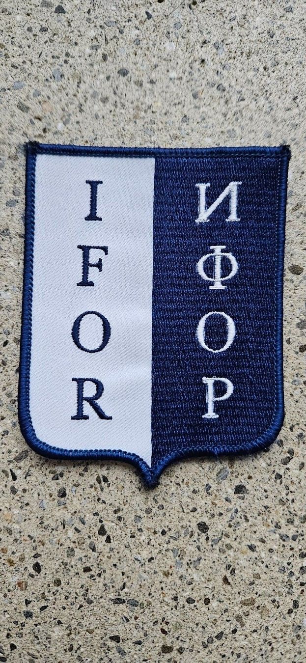 Schweizer Armee Placchette & Badge: *** Swisscoy Badge KFOR / IFOR   *** – Nuovo e nell'imballaggio originale da Riedholz venduto da fr_sIruP