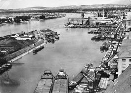 Basel (BS) Teilansicht des Rheinhafens mit Schiffen G