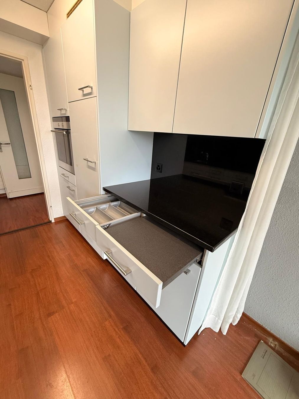 Cucine complete: Schreinerküche mit schwarzer Granit-Arbeitsplatte & Geräte  – Usato da Zunzgen venduto da Fleksi 3
