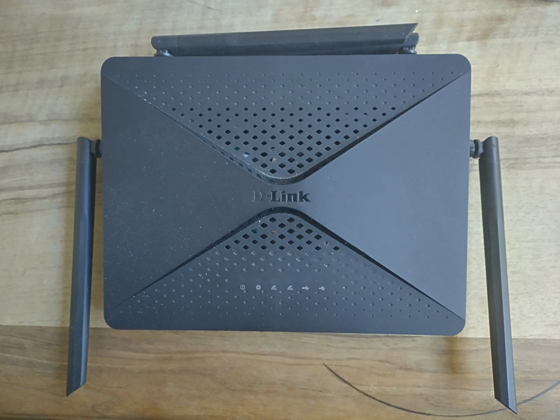Dlink Modem & Router: Wi-Fi router DIR-882 – Usato da Châtelaine venduto da ArnHacker