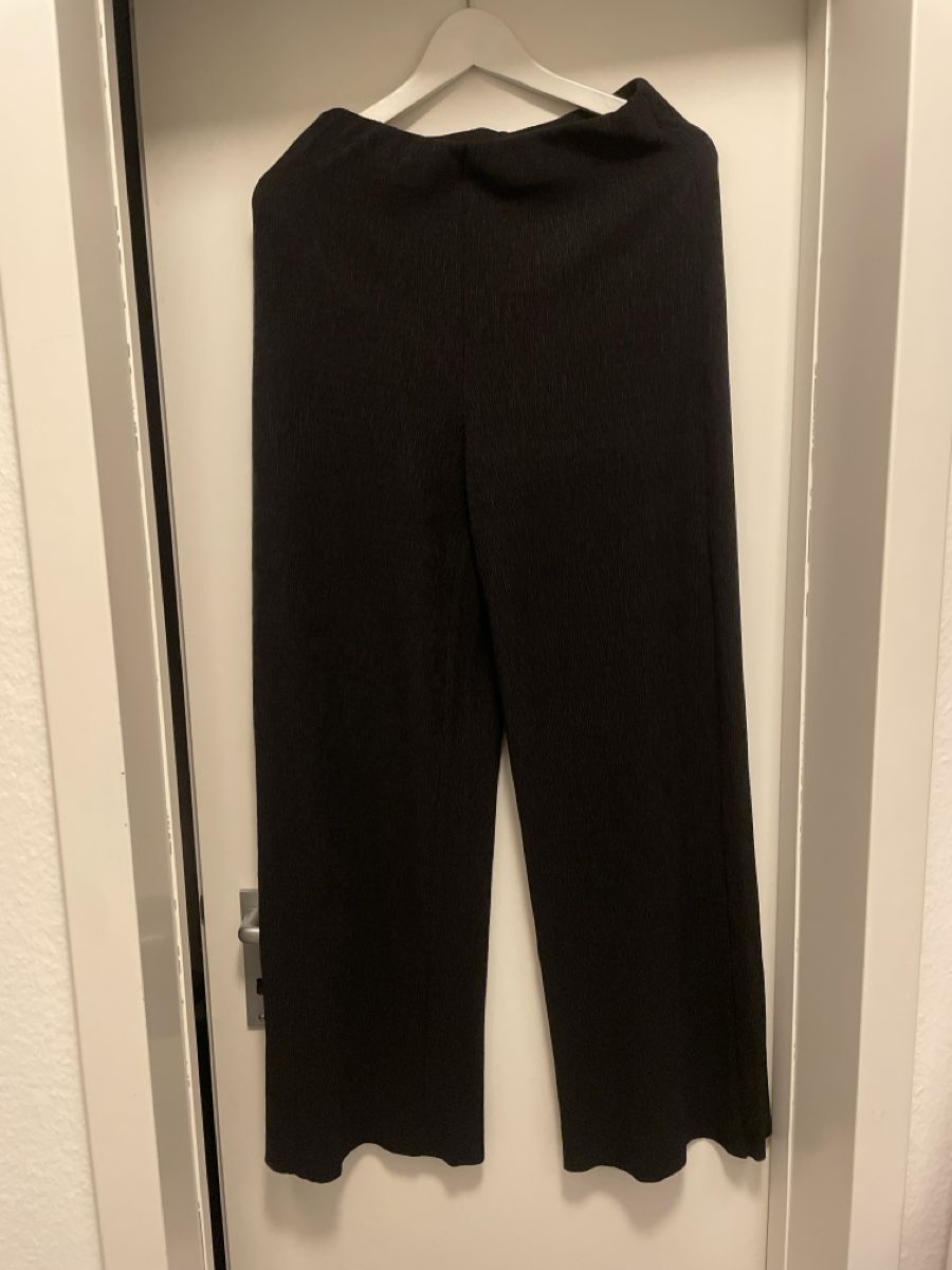 H&M Hosen: schwarze Stoffhose mit Struktur – Gebraucht aus Zürich von joa_7xds