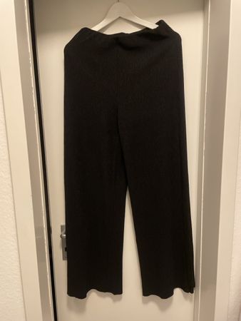 schwarze Stoffhose mit Struktur