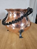 Chaudron cuivre martelé avec pieds et chaînes 