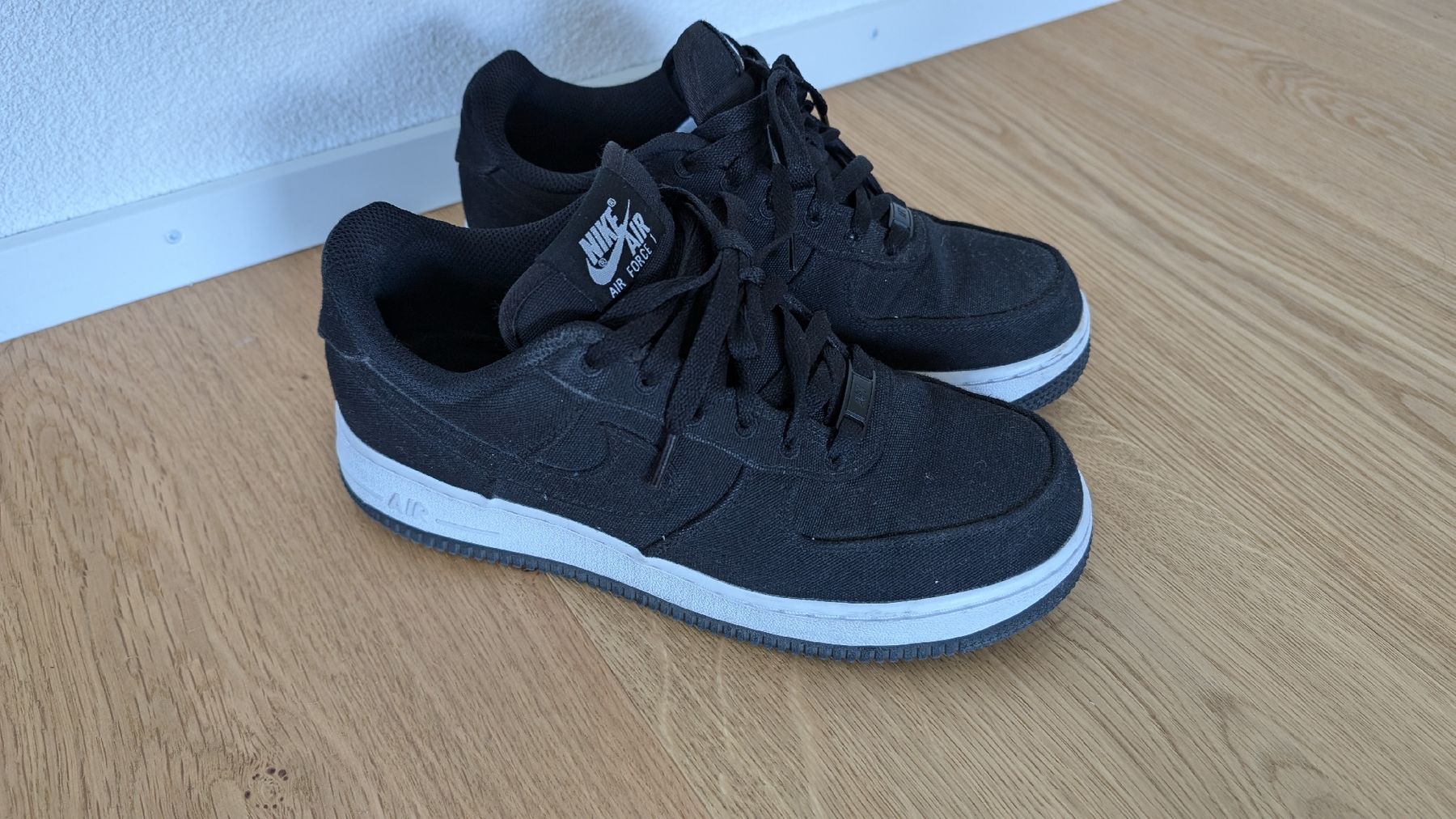 Scarpe da uomo: Nike Air Force 1 Schwarz Weiss Stoff – Usato da Wangen SZ venduto da jarheit
