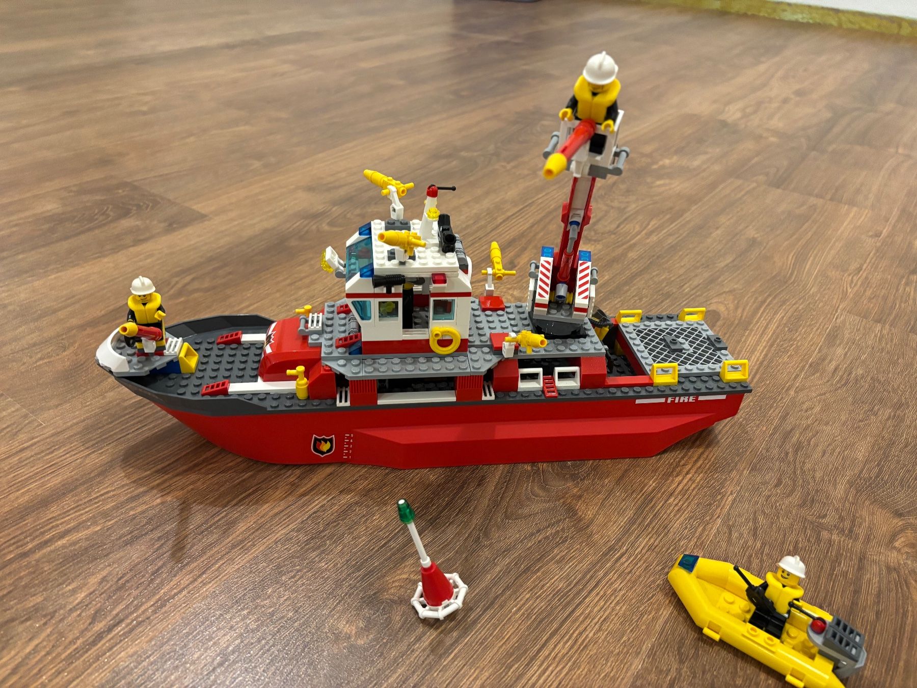 Lego Baukästen: LEGO City 7906 Feuerwehrschiff – Gebraucht aus Langenthal von Wym0