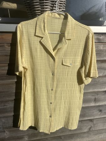 Chemise à carreaux jaune manches courtes tissu plissé 