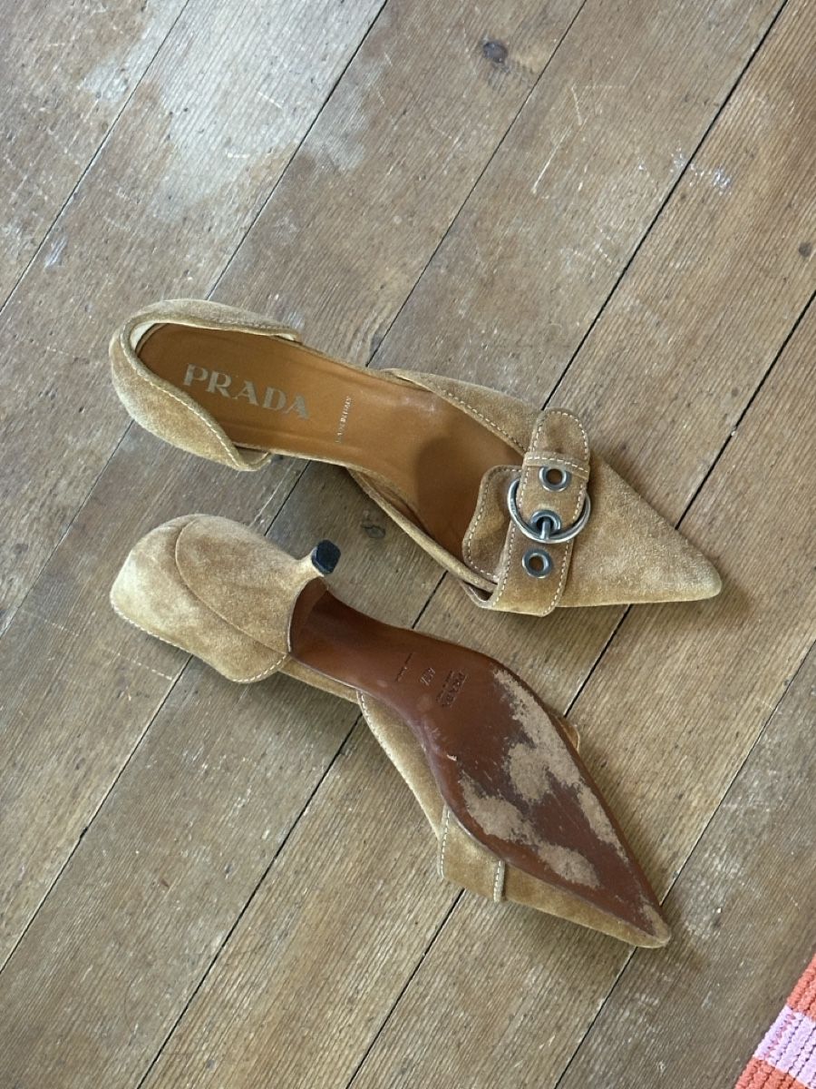 Prada Scarpe da donna: Prada tan suede leather silver buckle kitten heels SS 2002 – Usato da Uster venduto da joe_86jm