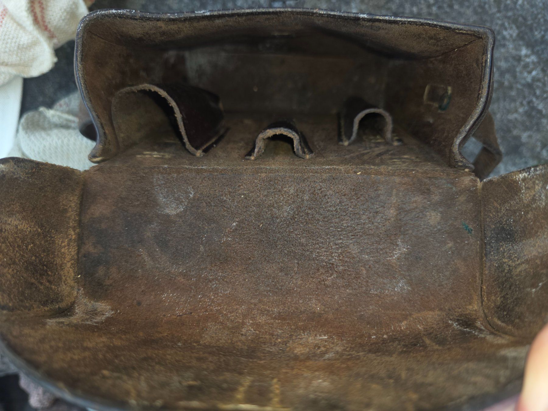 Schweizer Armee Borse: CH Armee Ledertasche mit Putzzeug – Usato da Obermumpf venduto da oiskypoisky 5