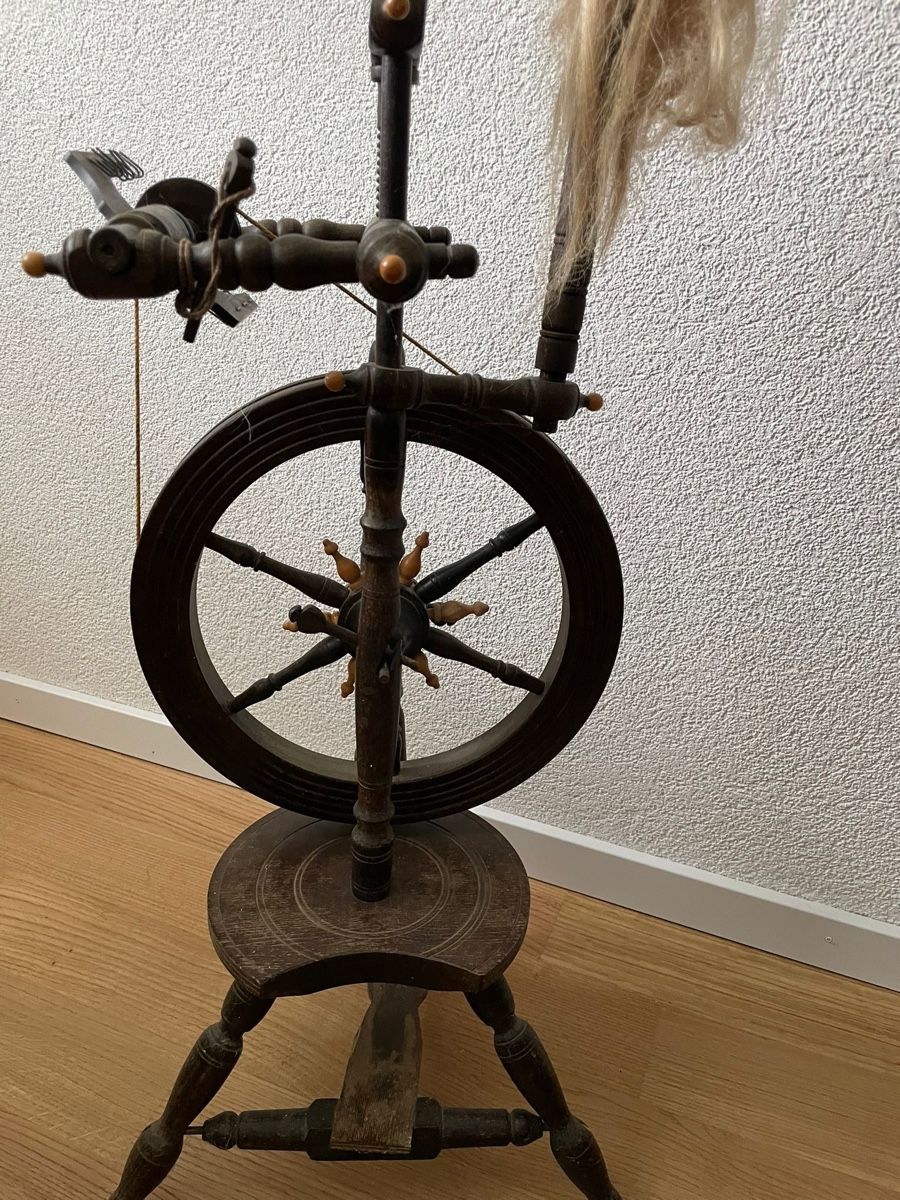 Rouets anciens: Antikes Spinnrad – D'occasion à Schattenhalb par ani_sdz5 1