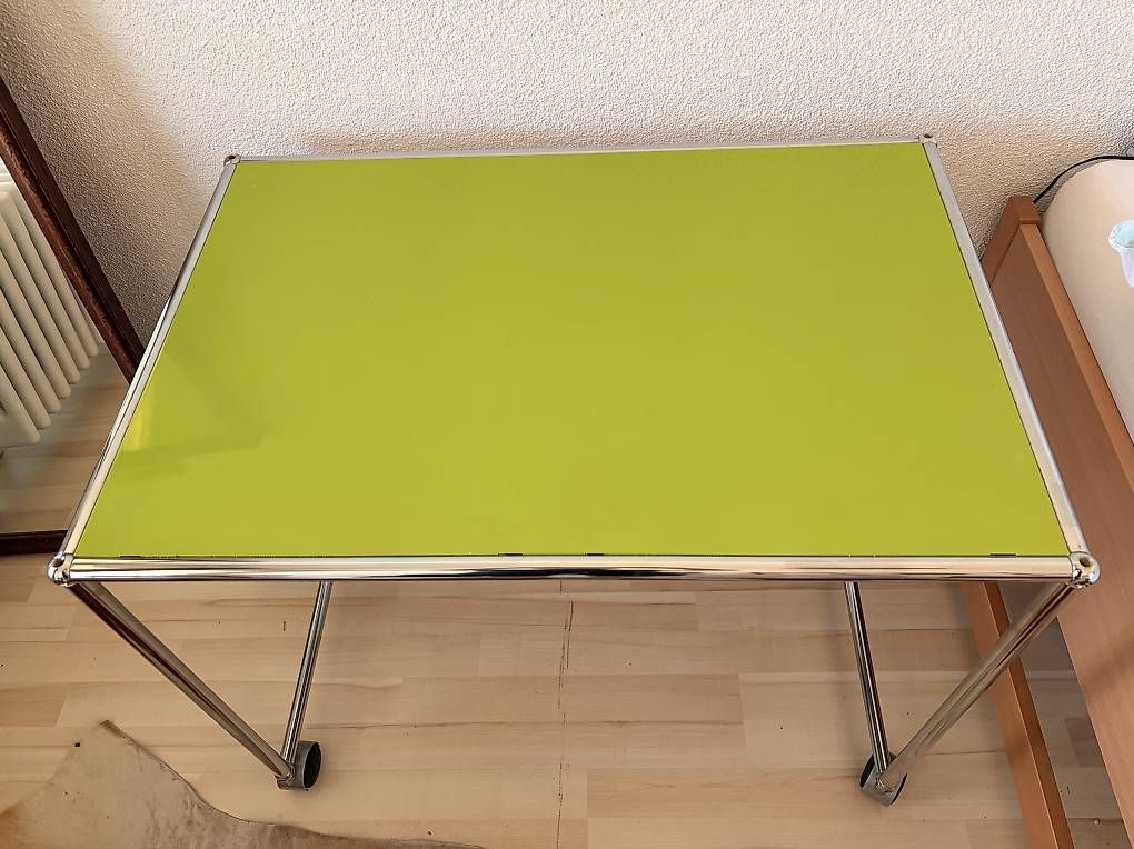 USM Tables: USM Haller Tisch auf Rollen – D'occasion à Thun par SG80