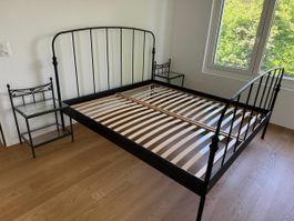 Schwarzes Metallbett mit Lattenrost+Nachttiche, 180x200cm