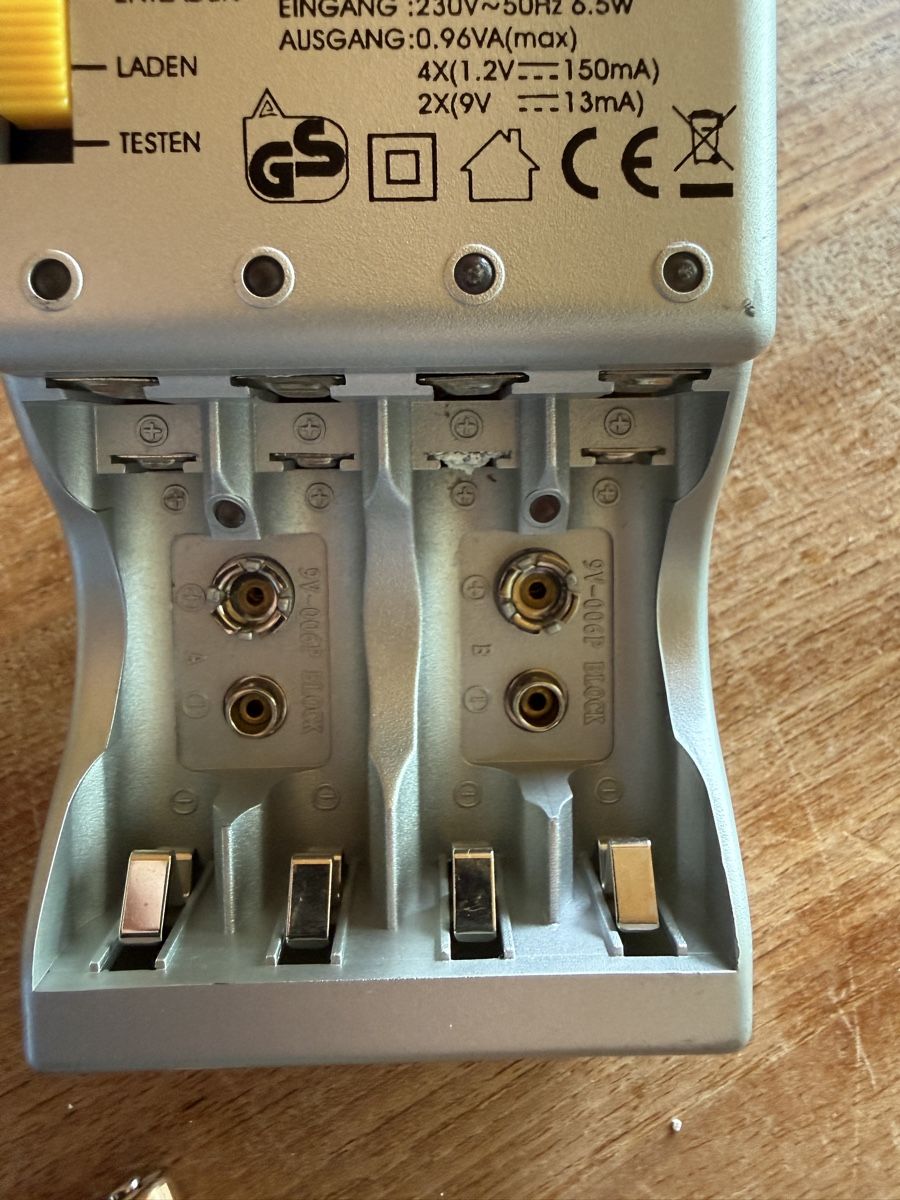 Akkus & Batterien: HEITECH Universal Ladegerät inkl. 4 AAA Akkus – Gebraucht aus Koppigen von Baumberger123 2
