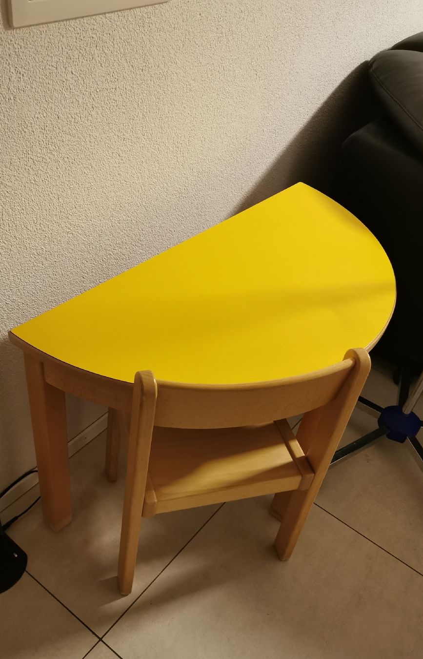 Set di tavolo e panche: Aba Gelber Halbrund Holz Kindertisch mit stuhl – Nuovo (secondo la descrizione) da Mühlethurnen venduto da GaspAnita